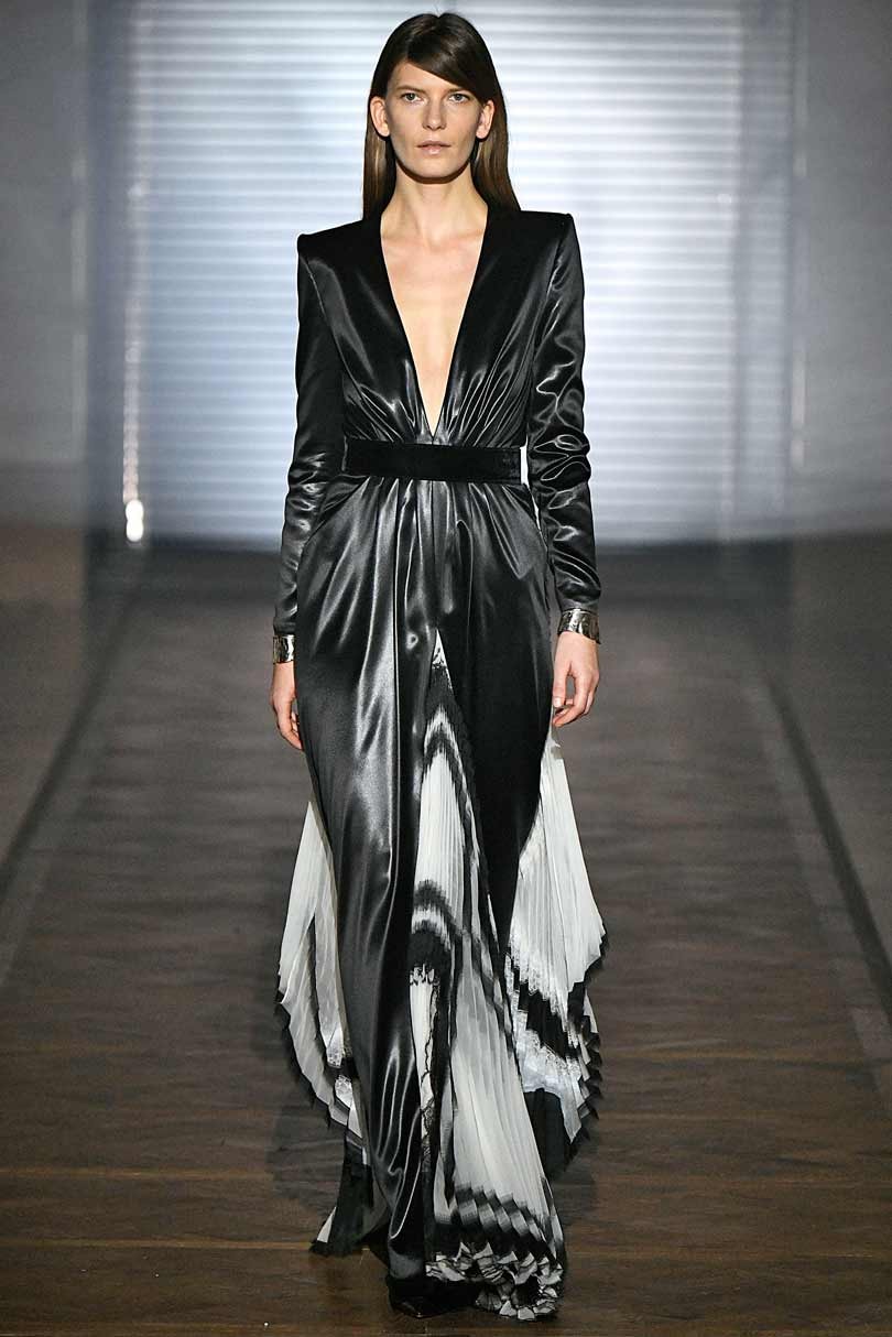 Haute couture: des noeuds à foison et du noir et blanc Haute couture: des noeuds à foison et du noir et blanc