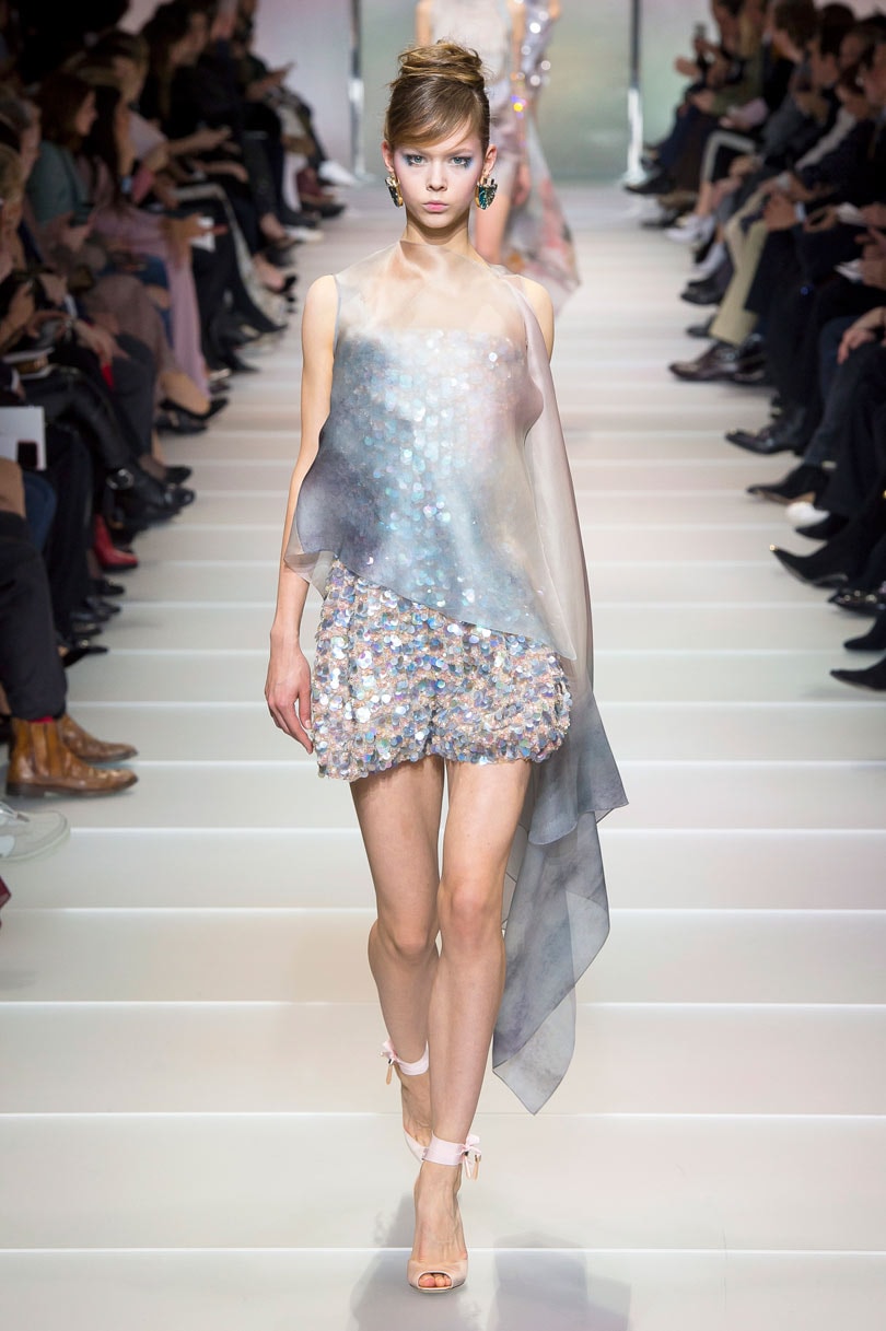 Haute couture: des noeuds à foison et du noir et blanc Haute couture: des noeuds à foison et du noir et blanc
