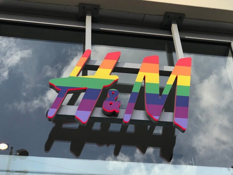 La mode engagée pour la cause LGBT : véritable prise de conscience ou stratégie marketing? La mode engagée pour la cause LGBT : véritable prise de conscience ou stratégie marketing?