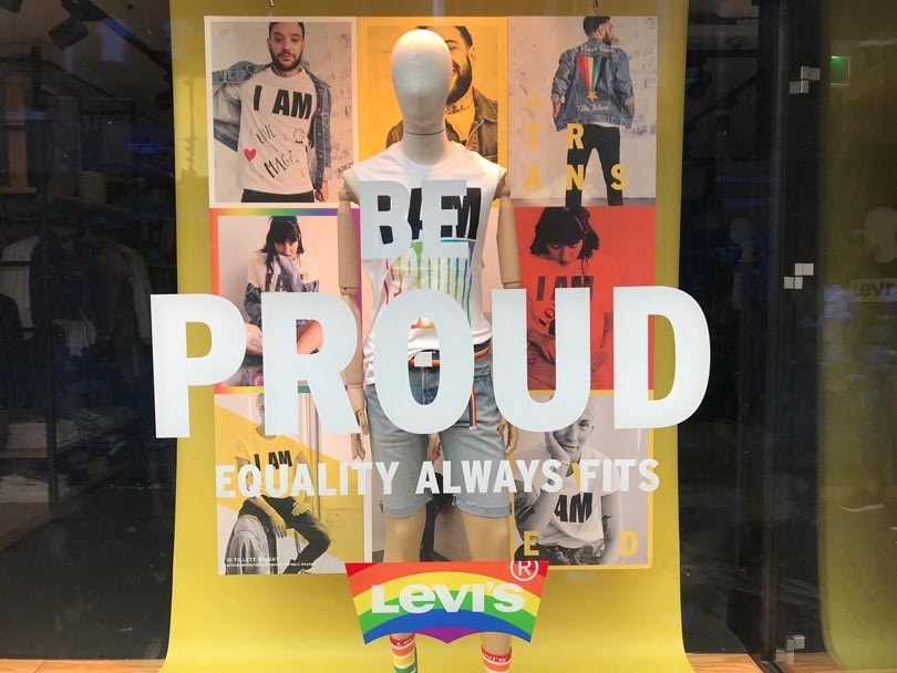 La mode engagée pour la cause LGBT : véritable prise de conscience ou stratégie marketing? La mode engagée pour la cause LGBT : véritable prise de conscience ou stratégie marketing?