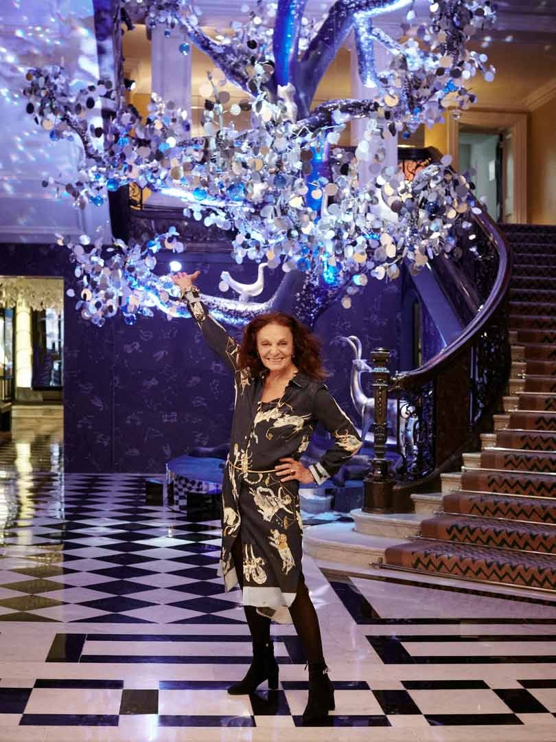 En images : Diane Von Furstenberg inaugure l’arbre de noël de Claridge En images : Diane Von Furstenberg inaugure l’arbre de noël de Claridge