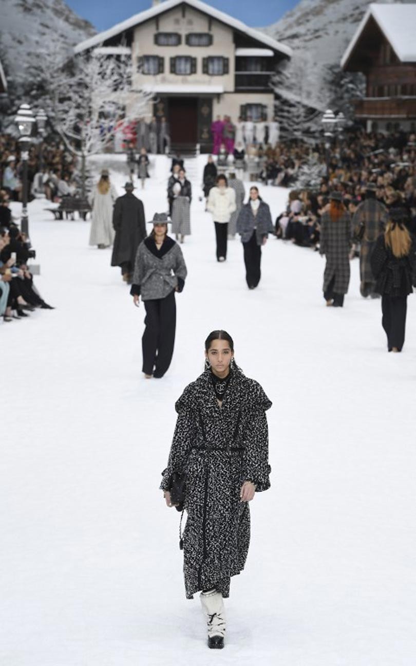 Chanel dévoile sous la neige la dernière collection de Karl Lagerfeld Chanel dévoile sous la neige la dernière collection de Karl Lagerfeld
