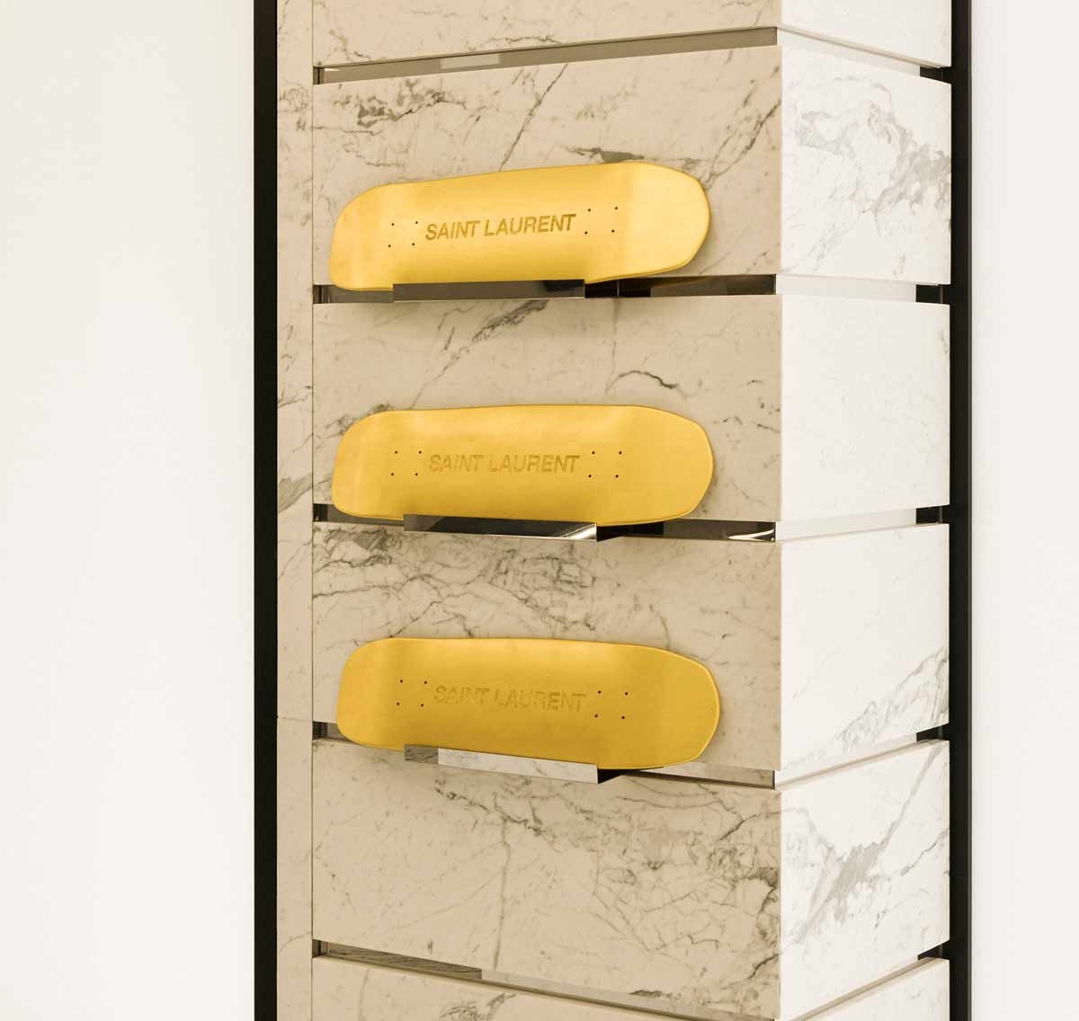En image : le nouveau concept store Saint Laurent Rive Droite rue Saint Honoré En image : le nouveau concept store Saint Laurent Rive Droite rue Saint Honoré