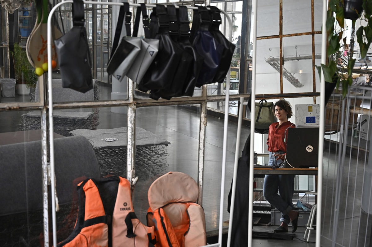 Upcycling à Berlin : des sacs conçus à partir des canots pneumatiques des migrants Upcycling à Berlin : des sacs conçus à partir des canots pneumatiques des migrants