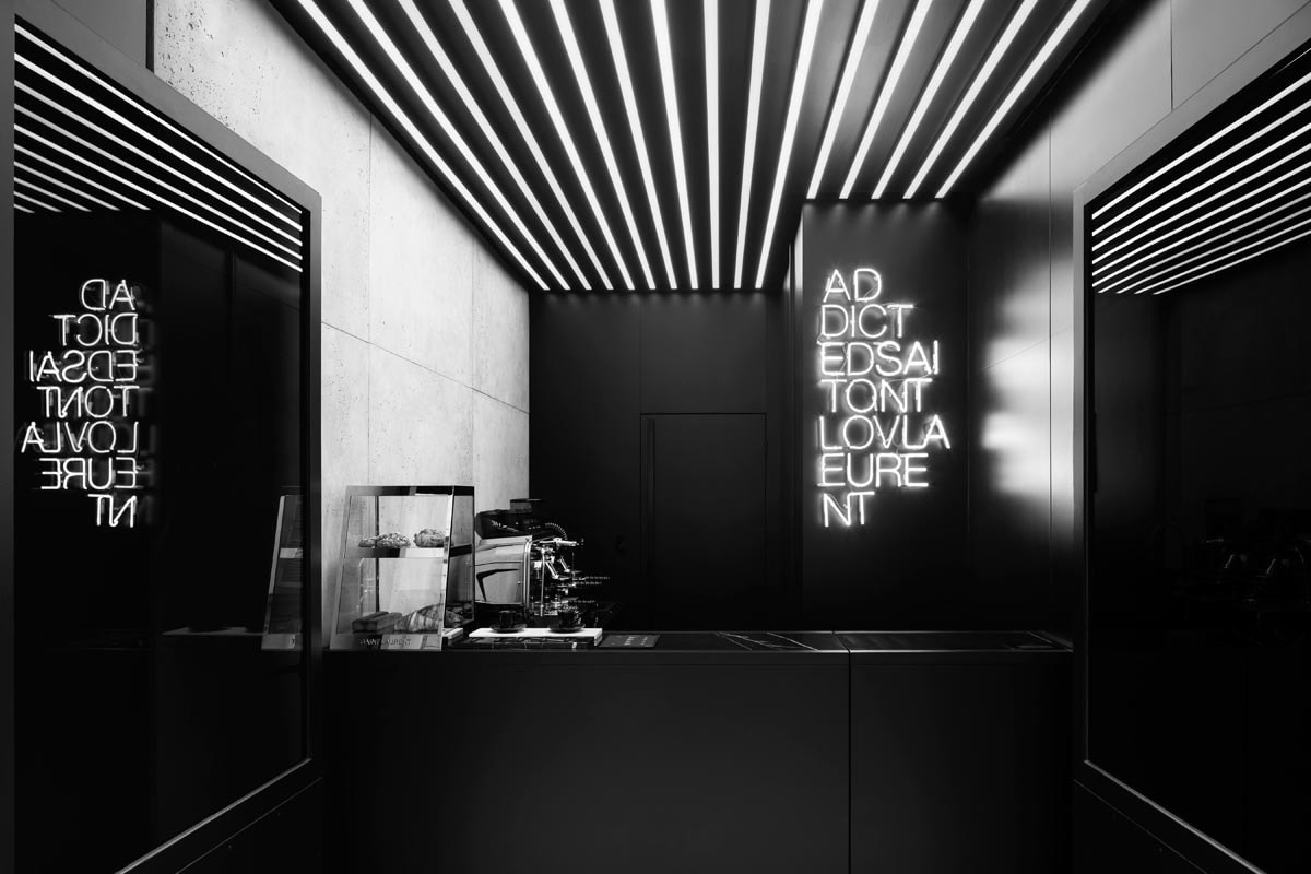 Saint Laurent ouvre un café et un espace d'exposition rue Saint-Honoré Saint Laurent ouvre un café et un espace d'exposition rue Saint-Honoré